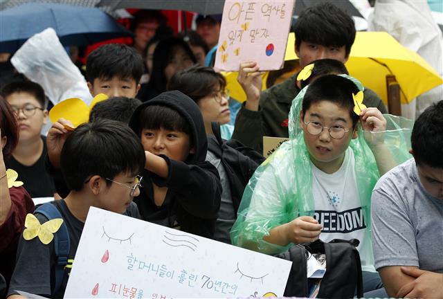 머리에 노란 나비를 달아요