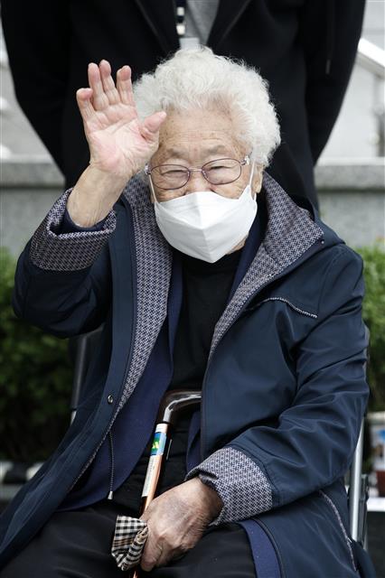 수요집회 참석자들 향해 인사하는 이옥선 할머니