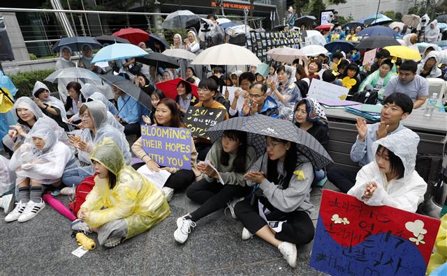 ‘비 내려도 수요시위 멈출 수 없어요’