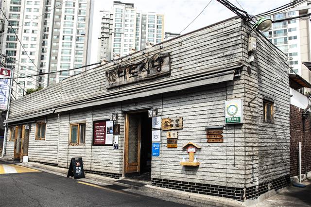 마장축산물시장에 도축장이 들어선 다음해인 1964년에 개업한 서울미래유산인 한우전문 대도식당. 대한제국시절 영친왕의 음식을 담당했던 상궁에게서 전수받은 요리법이 이어진다고 한다.