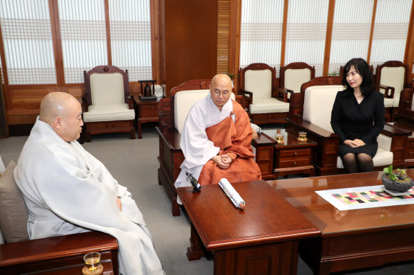 ‘스님들 합성사진’ 피소 공지영, 조계종 찾아 사과