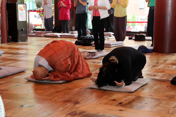 ‘스님들 합성사진’ 피소 공지영, 조계종 찾아 사과