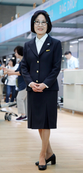 1971년 부터 1972년까지 유니폼에 골드 버튼이 포인트다. 대한항공 승무원들은 이 유니폼을 입고 처음으로 미국 땅을 밟았다. 공항사진기자단 2019.10.02