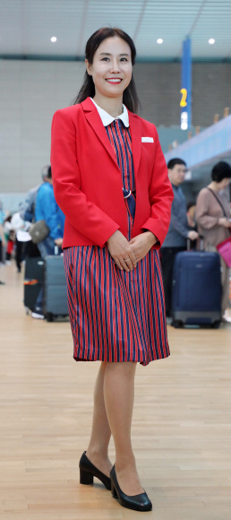 9기 유니폼으로 1986년 부터 1990년까지 붉은색 재킷과 화려하면서 한국의 전통미를 보여주는 원피스 유니폼이다.  공항사진기자단 2019.10.02