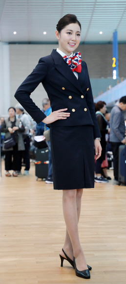 10기 유니폼으로 1991년 부터 2005년까지 커다란 리본 모양의 스카프엔 빨강, 감색, 흰색에 대한항공 로고가 프린트 된 유니폼이다. 공항사진기자단 2019.10.02