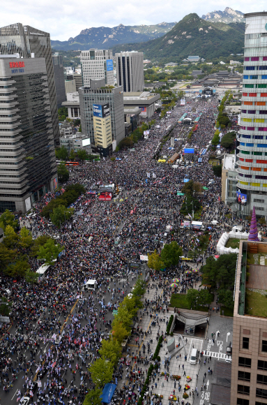 3일 서울 광화문광장이 조국 법무부장관 퇴진촉구 집회에 참석한 보수단체 회원들로 가득하다. 2019.10.3  박지환 기자 popocar@seoul.co.kr