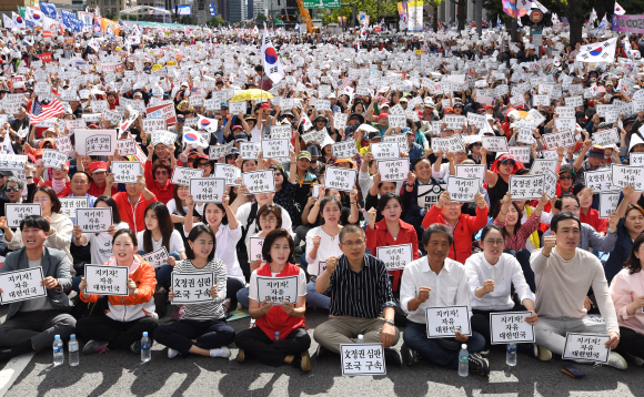 자유한국당 황교안 대표와 나경원 원내대표 등 당원들이 3일 서울 광화문 광장에서 열린 ‘문재인 정권 헌정유린 중단과 위선자 조국 파면 촉구’ 광화문 규탄대회에서 구호를 외치고 있다.2019. 10. 3.  박윤슬 기자 seul@seoul.co.kr