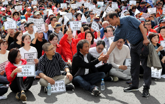 조국 파면 촉구 집회 찾은 김병준