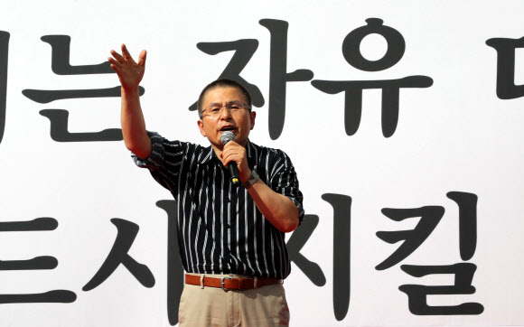 집회에서 발언하는 황교안 대표