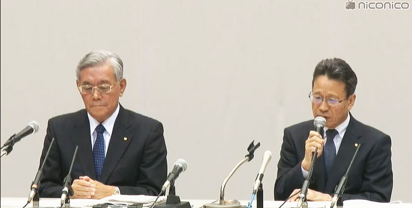 2일 일본 오사카시에서 열린 기자회견에서 질문에 답하고 있는 간사이전력 이와네 시게키(오른쪽) 사장과 야기 마코토 회장. <TV화면 캡처> 