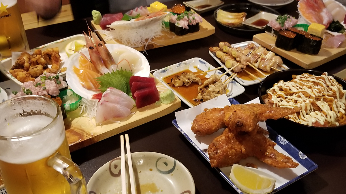 연간 600만t이 넘는 식품 쓰레기의 양을 줄이기 위한 다양한 노력이 일본에서 이뤄지고 있다. 사진은 일정 금액만 내면 무제한으로 음식을 먹을 수 있는 도쿄 아카사카의 한 식당.