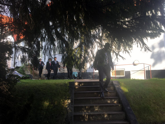 ‘북미 실무협상’ 북한대표단, 스웨덴 북한대사관서 출발