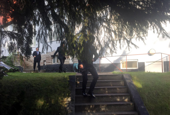 ‘북미 실무협상’ 북한대표단, 스웨덴 북한대사관서 출발