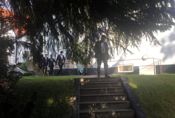 ‘북미 실무협상’ 북한대표단, 스웨덴 북한대사관서 출발