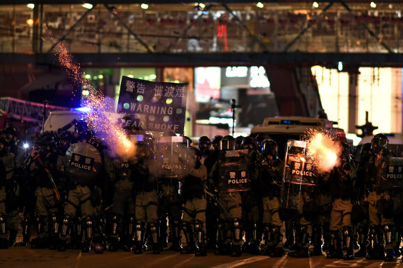 홍콩 정부가 시위 확산을 막기 위해 5일 0시부터 시위대의 마스크 착용을 금지하는 ‘복면금지법’을 시행했다. 2019.10.04 afp연합뉴스