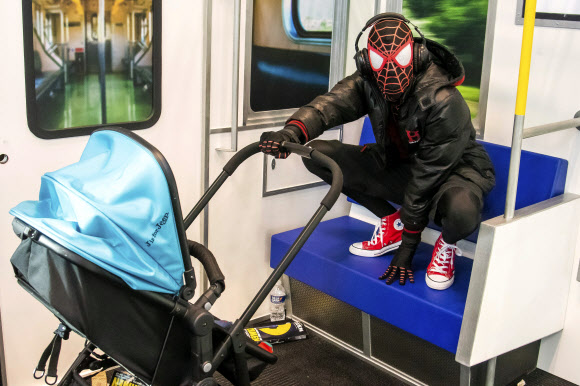 스파이더맨 복장을 한 참석자가 4일(현지시간) 미국 뉴욕 제이콥 K. 자비츠 컨벤션 센터에서 열린 ‘뉴욕 코믹 콘’에서 아기를 지켜보고 있다. AP 연합뉴스