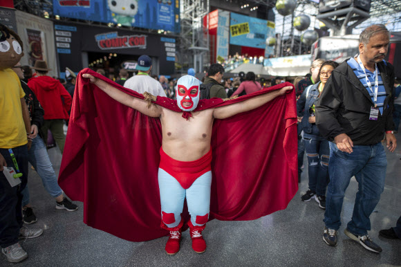 나초호 L로 차려입은 참가자가 4일(현지시간) 미국 뉴욕 제이콥 K. 자비츠 컨벤션 센터에서 열린 ‘뉴욕 코믹 콘’에서 포즈를 취하고 있다. AP 연합뉴스