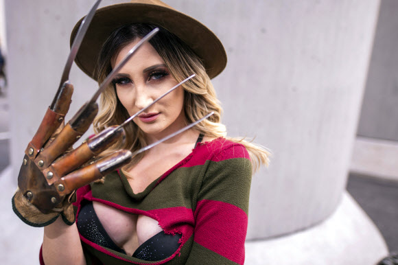 프레디로 차려입은 참가자가 4일(현지시간) 미국 뉴욕 제이콥 K. 자비츠 컨벤션 센터에서 열린 ‘뉴욕 코믹 콘’에서 포즈를 취하고 있다. AP 연합뉴스