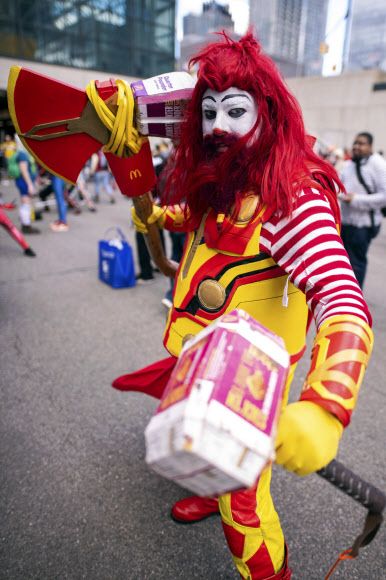 토르와 로널드 맥도날드를 합친 복장을 한 참가자가 4일(현지시간) 미국 뉴욕 제이콥 K. 자비츠 컨벤션 센터에서 열린 ‘뉴욕 코믹 콘’에서 포즈를 취하고 있다. AP 연합뉴스