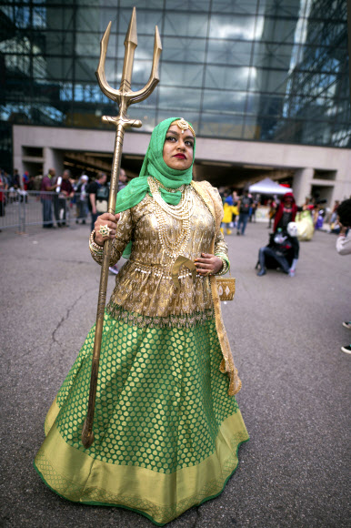 아쿠아맨 복장을 한 참가자가 4일(현지시간) 미국 뉴욕 제이콥 K. 자비츠 컨벤션 센터에서 열린 ‘뉴욕 코믹 콘’에서 포즈를 취하고 있다. AP 연합뉴스