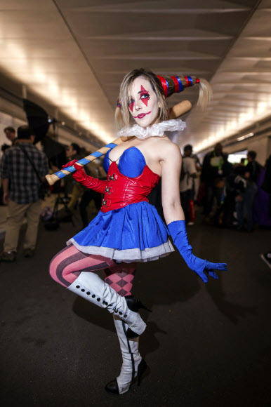 할리 퀸으로 차려입은 참가자가 4일(현지시간) 미국 뉴욕 제이콥 K. 자비츠 컨벤션 센터에서 열린 ‘뉴욕 코믹 콘’에서 포즈를 취하고 있다. AP 연합뉴스