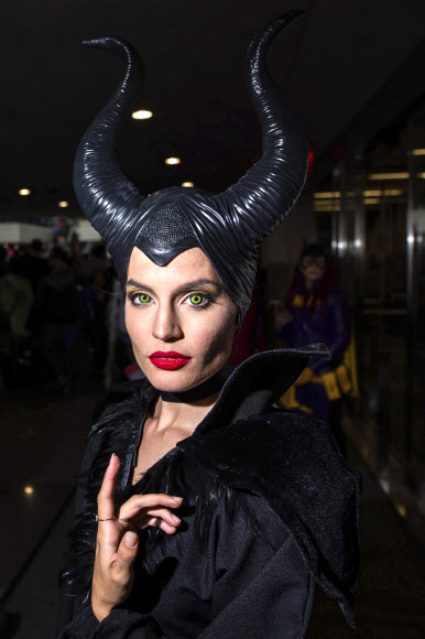 말레픽 복장을 한 참가자가 4일(현지시간) 미국 뉴욕 제이콥 K. 자비츠 컨벤션 센터에서 열린 ‘뉴욕 코믹 콘’에서 포즈를 취하고 있다. AP 연합뉴스