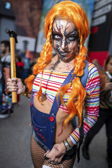 처키로 차려입은 참가자가 4일(현지시간) 미국 뉴욕 제이콥 K. 자비츠 컨벤션 센터에서 열린 ‘뉴욕 코믹 콘’에서 포즈를 취하고 있다. AP 연합뉴스