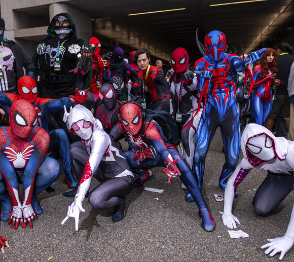 스파이더맨 복장을 한 참가자들이 4일(현지시간) 미국 뉴욕 제이콥 K. 자비츠 컨벤션 센터에서 열린 ‘뉴욕 코믹 콘’에서 포즈를 취하고 있다. AP 연합뉴스