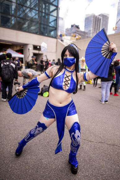 한 참가자가 4일(현지시간) 미국 뉴욕 제이콥 K. 자비츠 컨벤션 센터에서 열린 ‘뉴욕 코믹 콘’에서 캐릭터 복장을 차려입고 포즈를 취하고 있다. AP 연합뉴스