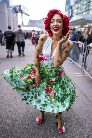 마릴린 먼로와 포이즌 아이비를 합친 복장을 한 참가자가 4일(현지시간) 미국 뉴욕 제이콥 K. 자비츠 컨벤션 센터에서 열린 ‘뉴욕 코믹 콘’에서 포즈를 취하고 있다. AP 연합뉴스