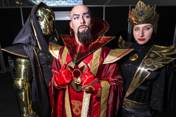 ‘플래시 고든’  캐릭터 복장을 한 참가자들이 4일(현지시간) 미국 뉴욕 제이콥 K. 자비츠 컨벤션 센터에서 열린 ‘뉴욕 코믹 콘’에서 포즈를 취하고 있다. AP 연합뉴스