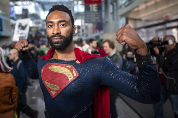 슈퍼맨 복장을 한 참가자가 4일(현지시간) 미국 뉴욕 제이콥 K. 자비츠 컨벤션 센터에서 열린 ‘뉴욕 코믹 콘’에서 포즈를 취하고 있다. AP 연합뉴스