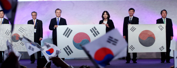 5일 오전 서울 워커힐호텔에서 열린 세계한인의 날 기념식에 참석한 문재인대통령이 해외동포들과 채극기 퍼모먼스를 하고 있다. 2019.10.05 도준석 기자 pado@seoul.co.kr