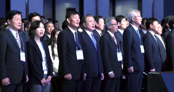 5일 오전 서울 워커힐호텔에서 열린 세계한인의 날 기념식에 참석한 문재인대통령이 해외동포들과 애국가를 부르고 있다. 2019.10.05 도준석 기자 pado@seoul.co.kr