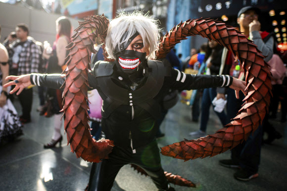 캐릭터 복장을 차려입은 참가자가 4일(현지시간) 미국 뉴욕 제이콥 K. 자비츠 컨벤션 센터에서 열린 ‘뉴욕 코믹 콘’에서 포즈를 취하고 있다. AP 연합뉴스