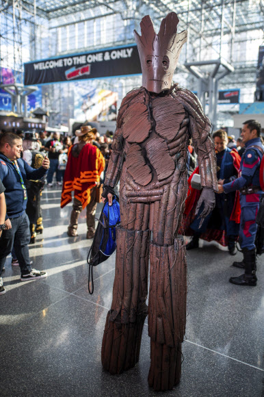 그루트 복장을 한 참가자가 4일(현지시간) 미국 뉴욕 제이콥 K. 자비츠 컨벤션 센터에서 열린 ‘뉴욕 코믹 콘’에서 포즈를 취하고 있다. AP 연합뉴스