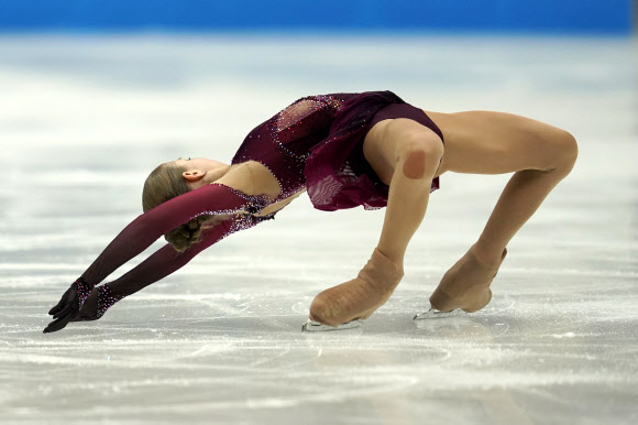 러시아의 알렉산드라 트루소바가 5일(현지시간) 일본 도쿄 북부 사이타마 슈퍼 아레나에서 열린 ‘일본 오픈 피겨 스케이팅 팀 대회’에서 여자 프리 스케이팅 루틴 중 멋진 연기를 펼치고 있다. AP 연합뉴스