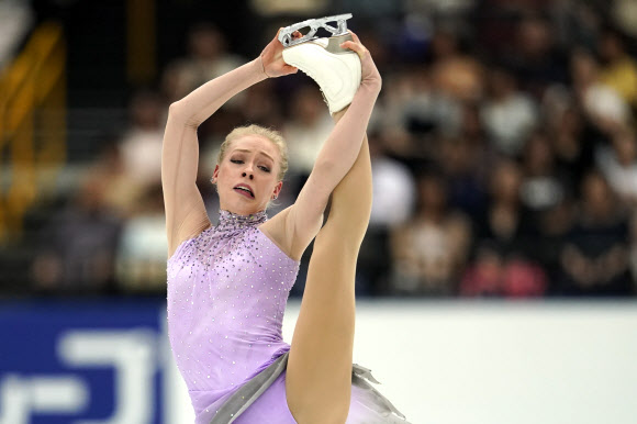 미국의 브래디 테넬이 5일(현지시간) 일본 도쿄 북부 사이타마 슈퍼 아레나에서 열린 ‘일본 오픈 피겨 스케이팅 팀 대회’에서 여자 프리 스케이팅 루틴 중 멋진 연기를 펼치고 있다. AP 연합뉴스