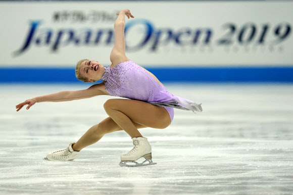 미국의 브래디 테넬이 5일(현지시간) 일본 도쿄 북부 사이타마 슈퍼 아레나에서 열린 ‘일본 오픈 피겨 스케이팅 팀 대회’에서 여자 프리 스케이팅 루틴 중 멋진 연기를 펼치고 있다. AP 연합뉴스