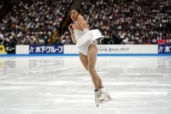 미국의 미라이 나가수가 5일(현지시간) 일본 도쿄 북부 사이타마 슈퍼 아레나에서 열린 ‘일본 오픈 피겨 스케이팅 팀 대회’에서 여자 프리 스케이팅 루틴 중 멋진 연기를 펼치고 있다. AP 연합뉴스