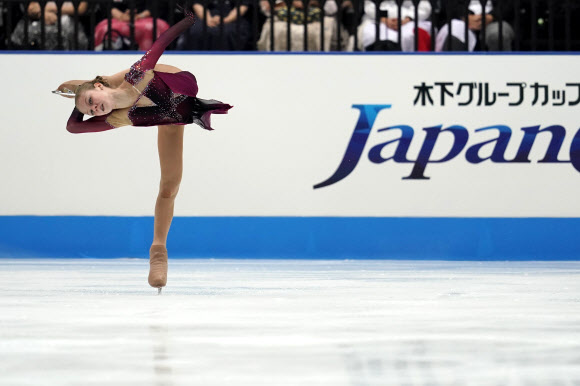 러시아의 알렉산드라 트루소바가 5일(현지시간) 일본 도쿄 북부 사이타마 슈퍼 아레나에서 열린 ‘일본 오픈 피겨 스케이팅 팀 대회’에서 여자 프리 스케이팅 루틴 중 멋진 연기를 펼치고 있다. AP 연합뉴스