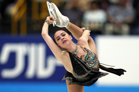러시아의 알리나 자기토바가 5일(현지시간) 일본 도쿄 북부 사이타마 슈퍼 아레나에서 열린 ‘일본 오픈 피겨 스케이팅 팀 대회’에서 여자 프리 스케이팅 루틴 중 멋진 연기를 펼치고 있다. AP 연합뉴스