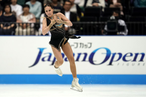 러시아의 알리나 자기토바가 5일(현지시간) 일본 도쿄 북부 사이타마 슈퍼 아레나에서 열린 ‘일본 오픈 피겨 스케이팅 팀 대회’에서 여자 프리 스케이팅 루틴 중 멋진 연기를 펼치고 있다. AP 연합뉴스