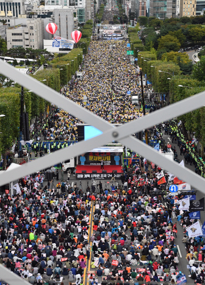 5일 서울 서초동 중앙지검 인근 반포대로에서 조국 법무장관을 지지하는 집회와 반대하는 집회가 함께 열리고 있다. 2019. 10. 5 정연호 기자 tpgod@seoul.co.kr