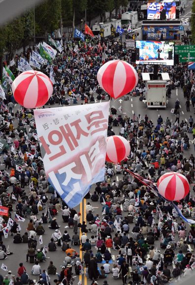 5일 서울 서초동 중앙지검 인근 반포대로에서 조국 법무장관 퇴진을 요구하는 보수단체의 집회가 열리고 있다. 2019. 10. 5 정연호 기자 tpgod@seoul.co.kr