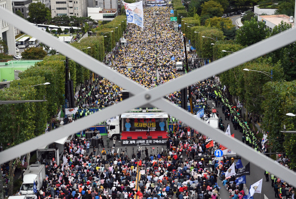 5일 서울 서초동 중앙지검 인근 반포대로에서 조국 법무장관을 지지하는 집회와 반대하는 집회가 함께 열리고 있다. 2019. 10. 5 정연호 기자 tpgod@seoul.co.kr