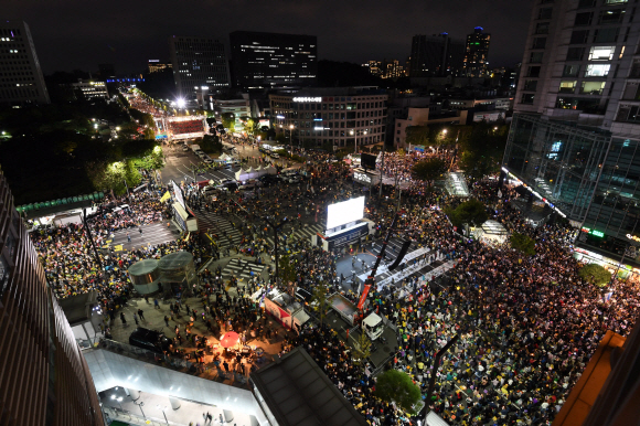 5일 서울 서초동 중앙지검 인근 반포대로에서 조국 수호 검찰개혁을 요구하는 집회가 열리고 있다. 2019.10.5  정연호 기자 tpgod@seoul.co.kr