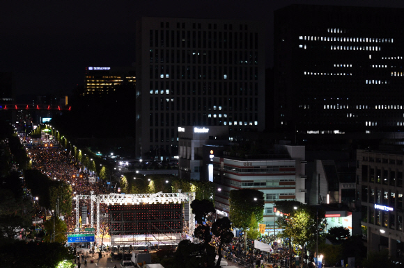 5일 서울 서초동 중앙지검 인근 반포대로에서 조국 수호 검찰개혁을 요구하는 집회가 열리고 있다. 2019.10.5  정연호 기자 tpgod@seoul.co.kr