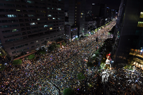 5일 서울 서초동 중앙지검 인근 반포대로에서 조국 수호 검찰개혁을 요구하는 집회가 열리고 있다. 2019.10.5  정연호 기자 tpgod@seoul.co.kr