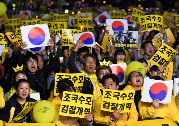 5일 서울 서초동 중앙지검 인근 반포대로에서 조국 수호 검찰개혁을 요구하는 집회가 열리고 있다. 2019.10.5  정연호 기자 tpgod@seoul.co.kr